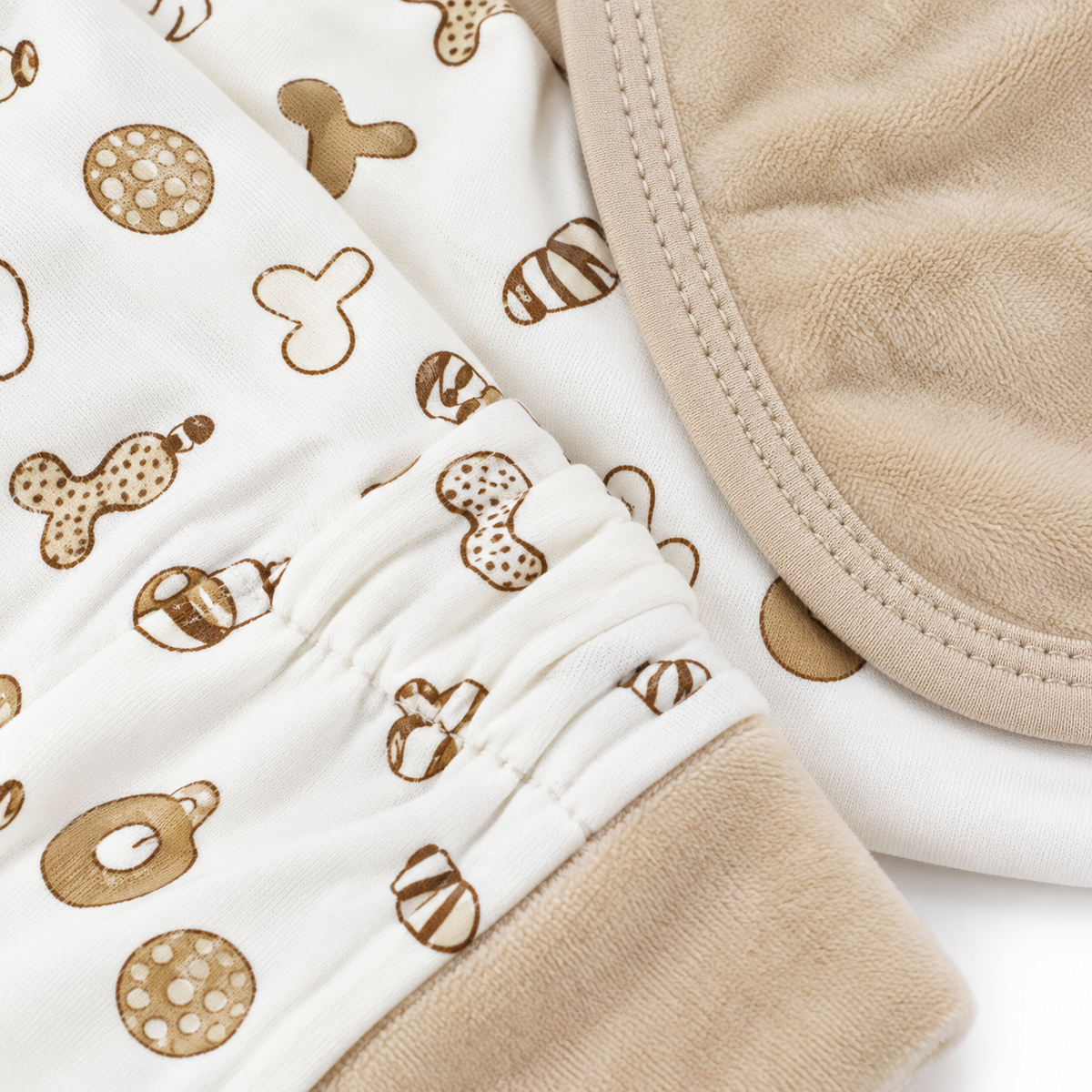 7 Piece Winter Starter Set Disney Beige & White — Fabric print detail