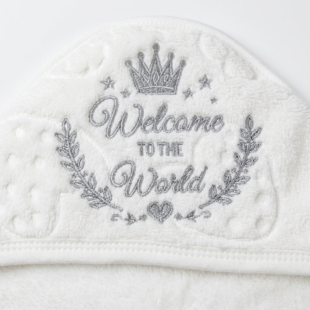 Winter Fur Hooded Wrapping Sheet Welcome To The World White — Embroidery and design close-up