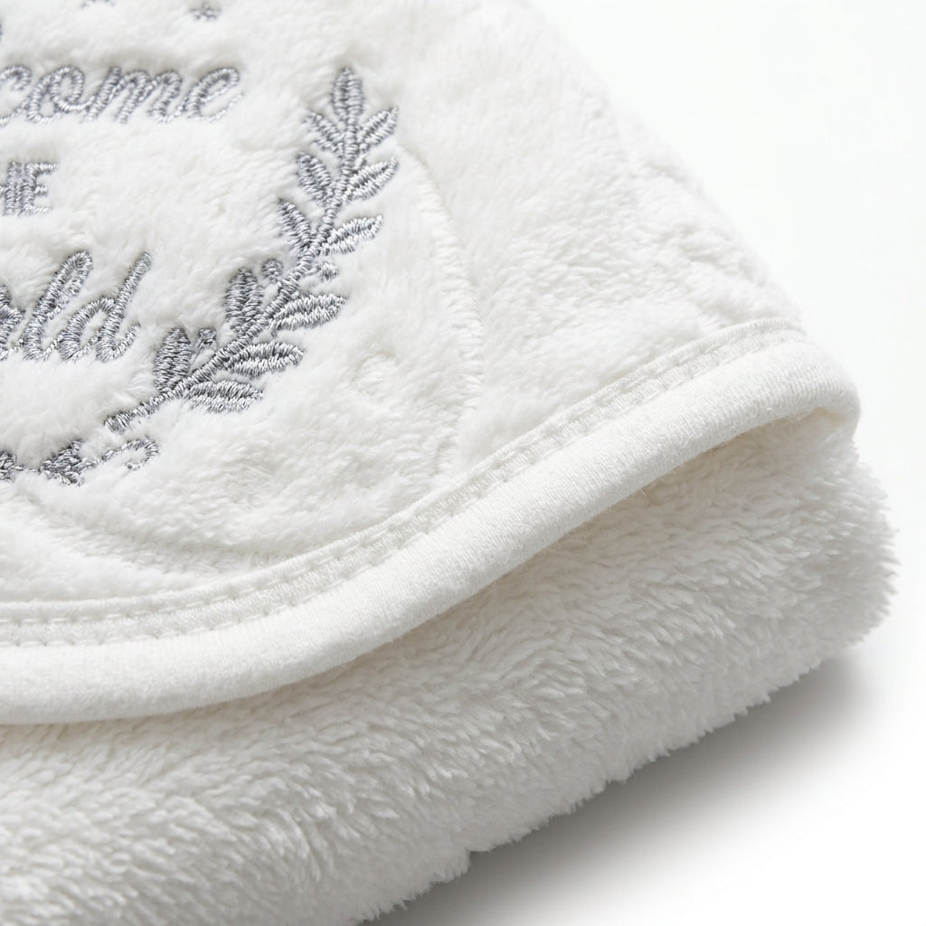 Winter Fur Hooded Wrapping Sheet Welcome To The World White — Fabric texture close-up